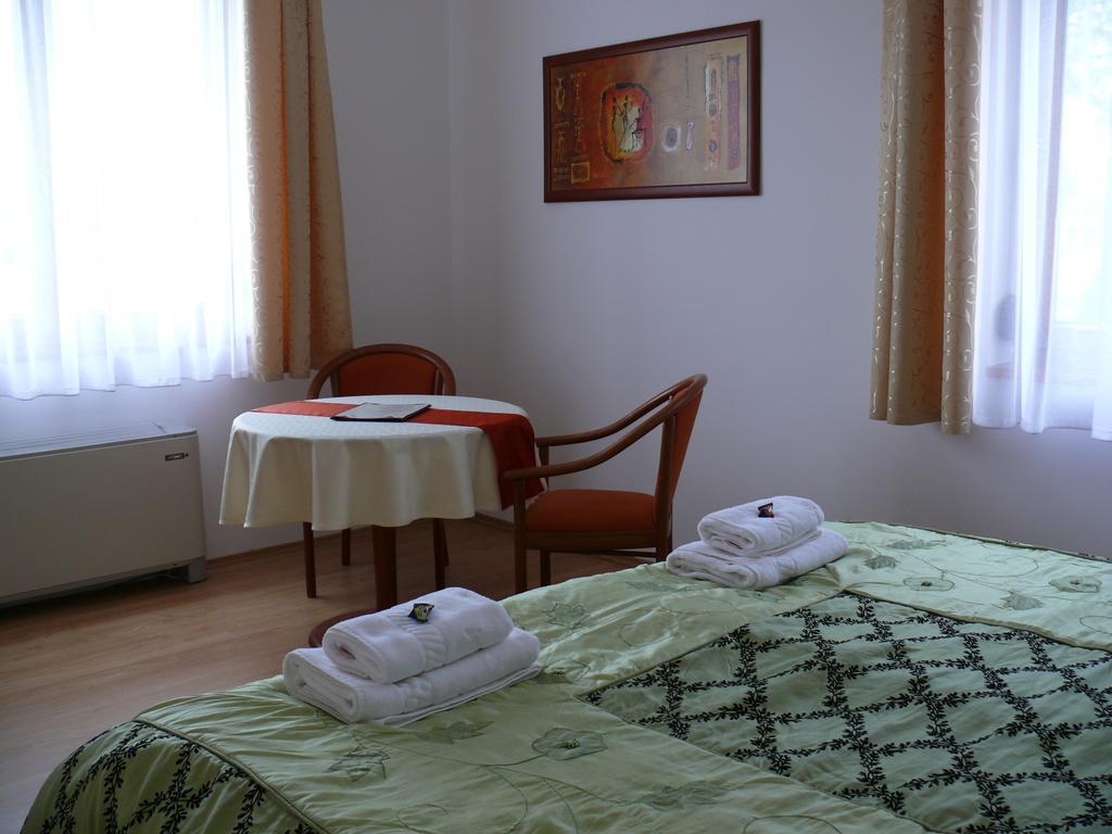 Ferienwohnung Szerencsemak Panzio Kehidakustány Zimmer foto